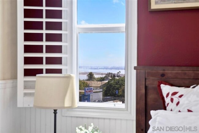 Building Photo - 3 Bedroom 3.5 Bathroom Townhouse in Sunset Cove