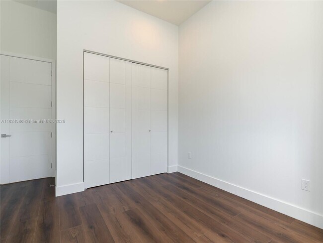 Building Photo - 2931 SW 12th Ave