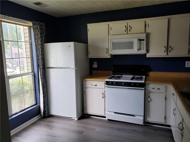 Building Photo - 3583 Kennesaw Station Dr