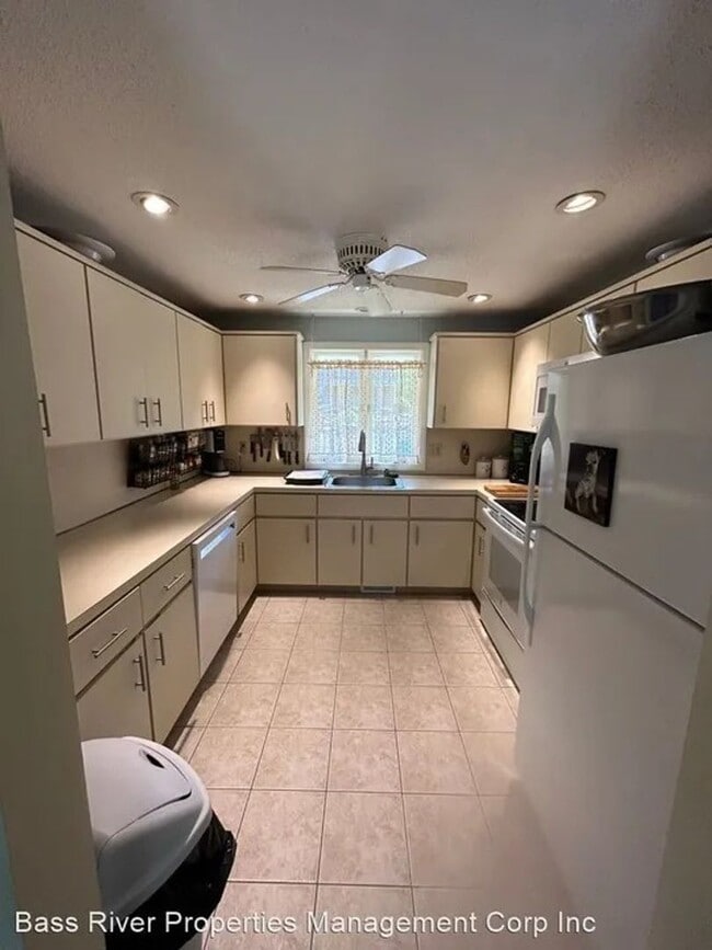 Building Photo - 2 Bedroom, 2 Bedroom Condo Year Round-Yarmouth Port