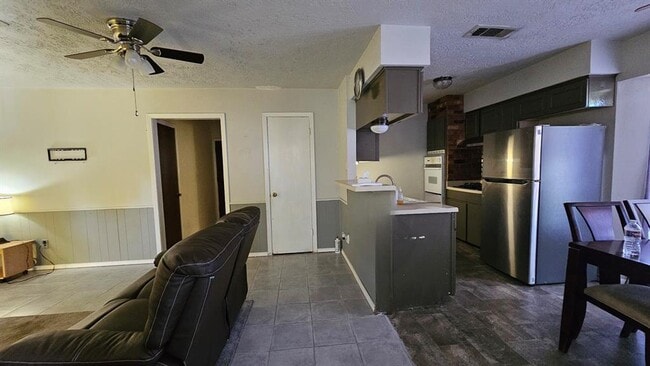Building Photo - 8103 Royalwood Dr