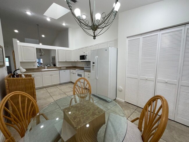 Building Photo - 5570 Royal Lake Cir