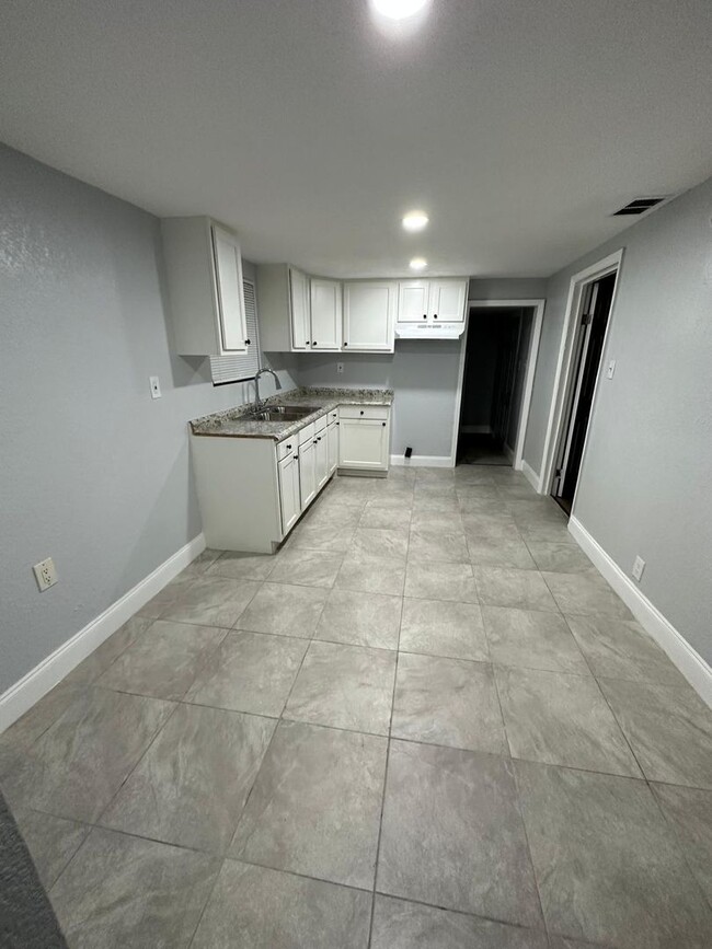 Building Photo - Fully Renovated 3/1 Single Family House Av...