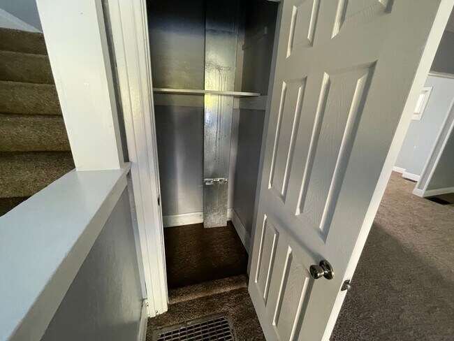 Building Photo - DAYTON, OH - FIVE OAKS - 3 BEDROOM/1 BATH ...