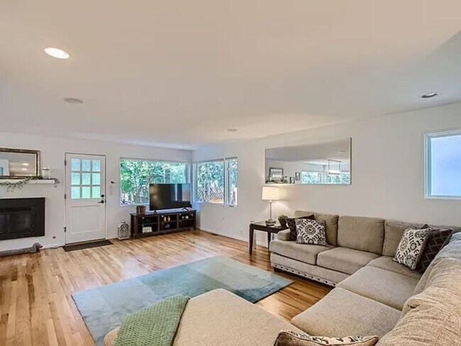 Building Photo - Fully Furnished Beautiful, 3 bedroom/2.5 F...