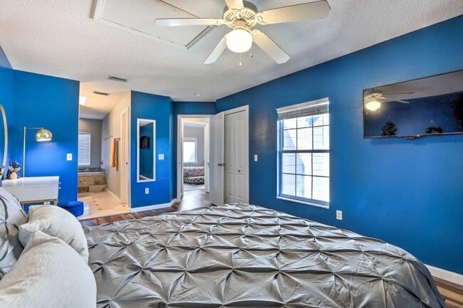 Building Photo - Townhome in Davenport now Available!