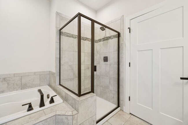 Building Photo - 5BR/3.5BA home offers stylish and function...