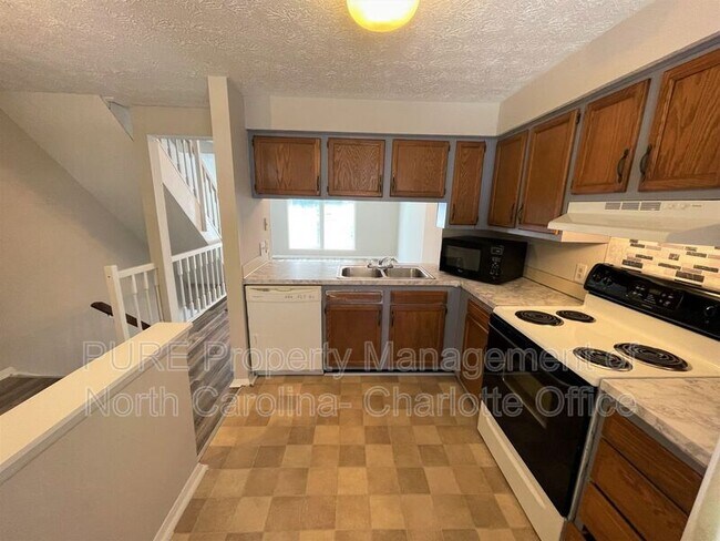 Building Photo - 9445 Lexington Cir