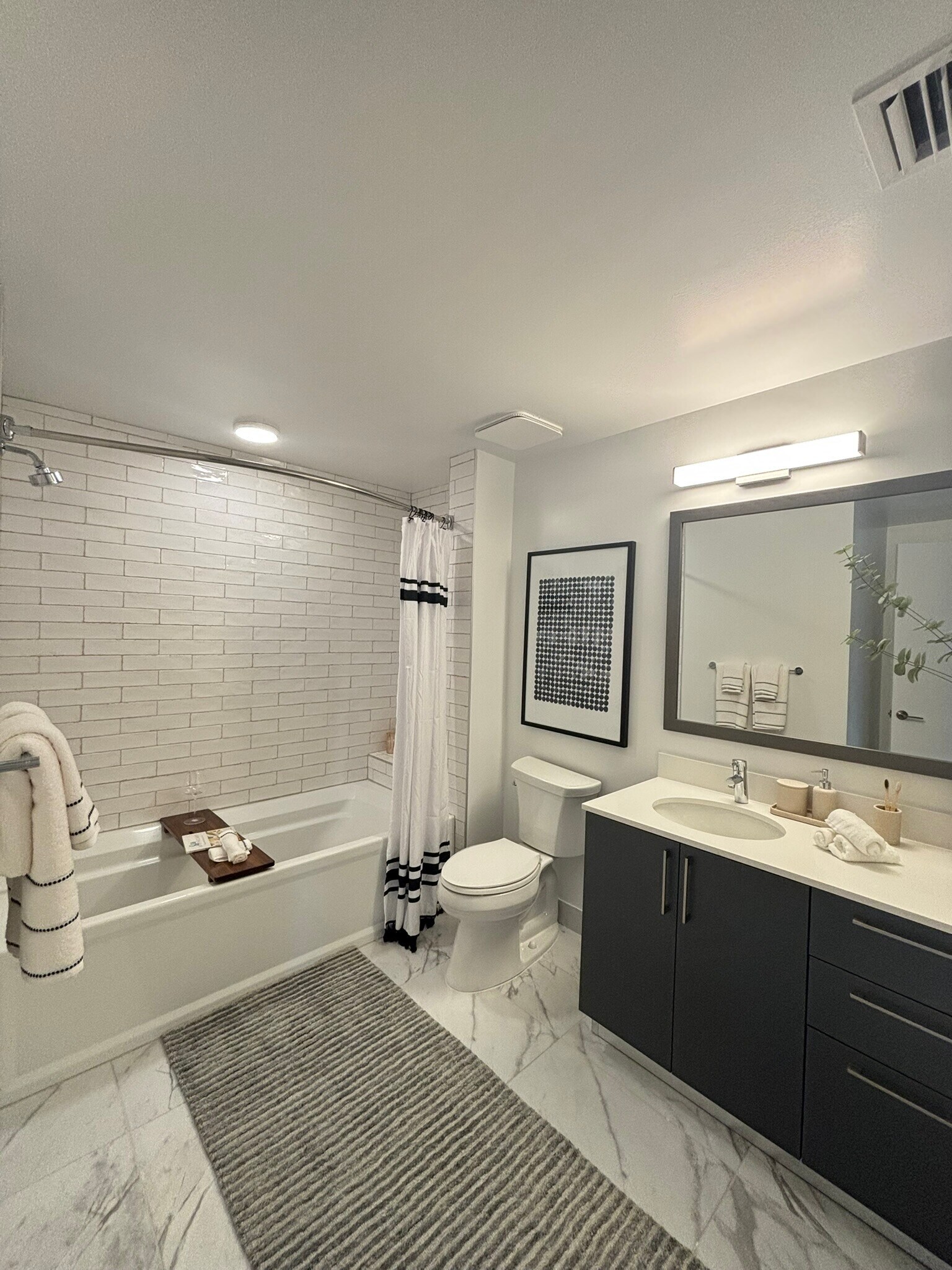 Building Photo - 2385 NE 194th St