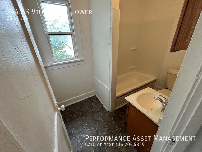 Building Photo - South Side 2 bed lower unit!