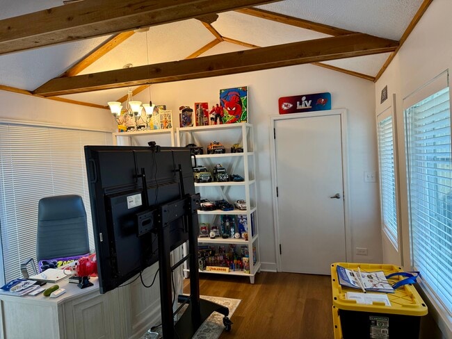 Building Photo - 521 N Oak St