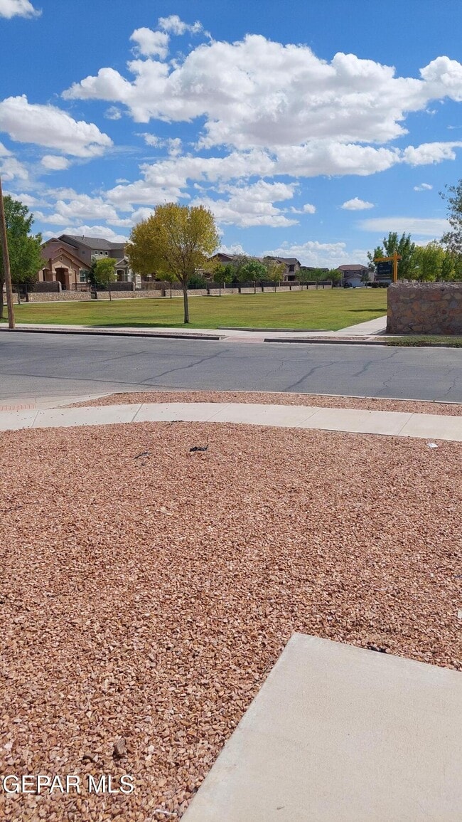 Building Photo - 14235 Russ Leach Ave