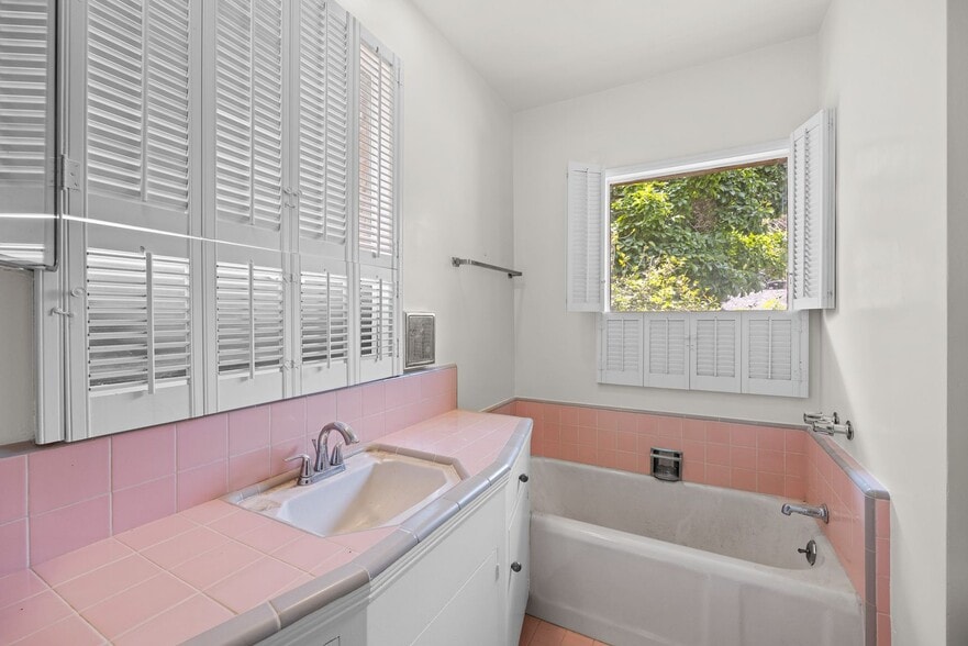 Building Photo - Classic Mid-Century home moments from Fryman Canyon