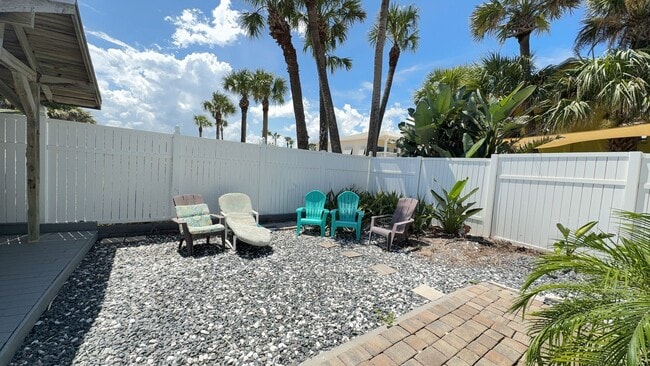 Building Photo - Fully Furnished One Bedroom Long Term Beac...