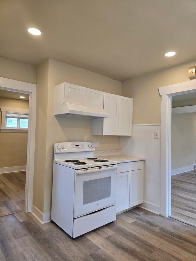 Building Photo - Alder Duplex