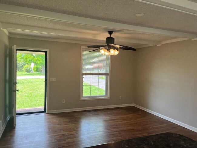 Building Photo - For Lease - 3 Bed, 1 Bath Home in the Hear...