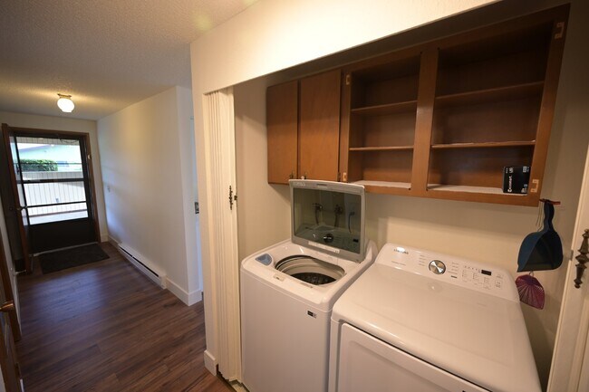 Building Photo - 2 bed 1 bath condo in 55+ community- ALL U...