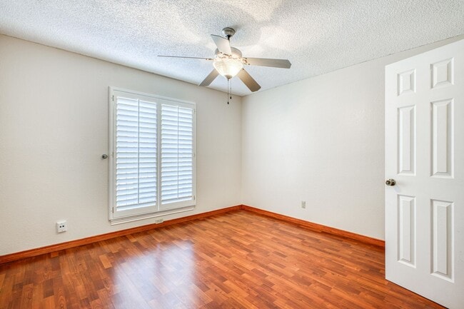 Building Photo - Beautiful House with 4 bed - 2 baths - office & covered big Jacuzzi