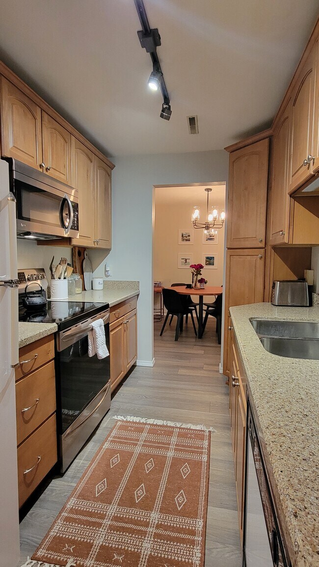 Building Photo - 1859 Yuma Ln N