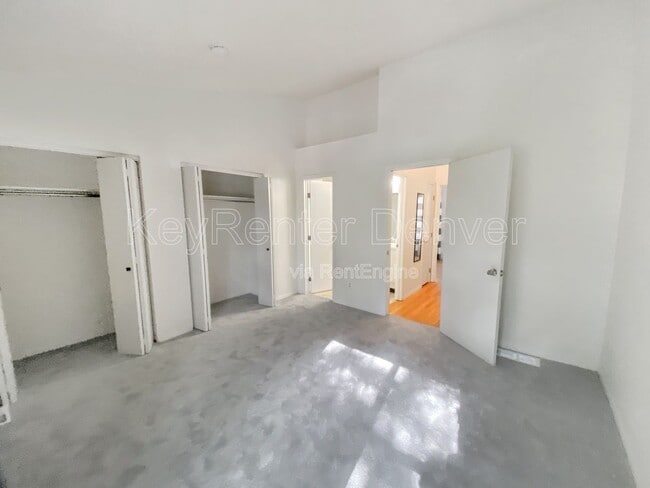 Building Photo - 10587 W Maplewood Dr