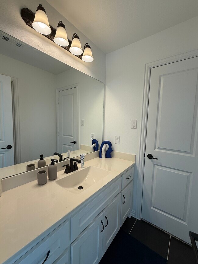 Building Photo - 2832 Fountain Park Dr