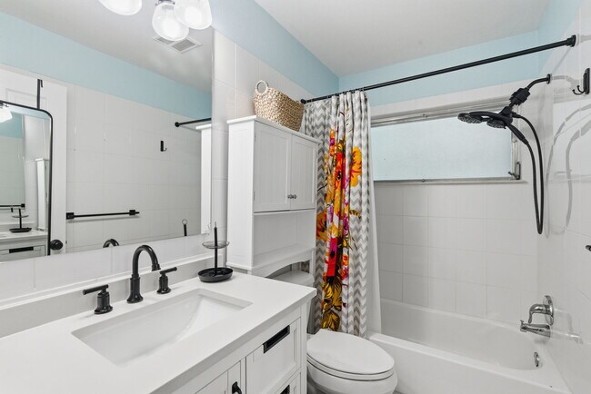 Building Photo - 2039 Pine Ridge Dr