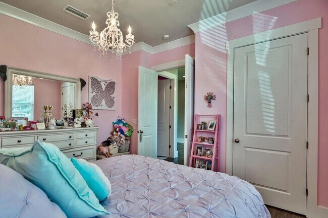Building Photo - Spacious 4-Bedroom Home for Long-Term Leas...