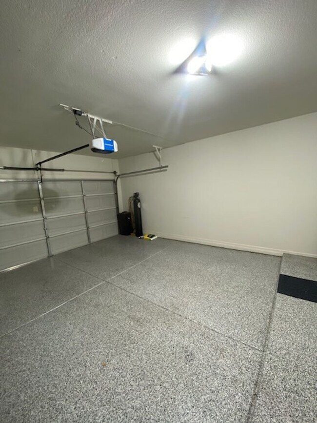 Building Photo - Beautiful 3-Bedroom Home with Vaulted Ceilings & Private Fenced Yard