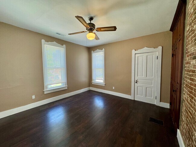 Building Photo - Spacious 2-bedroom, 1 bath apartment