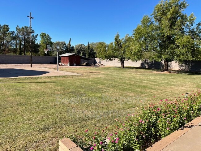 Building Photo - 1420 N Center St