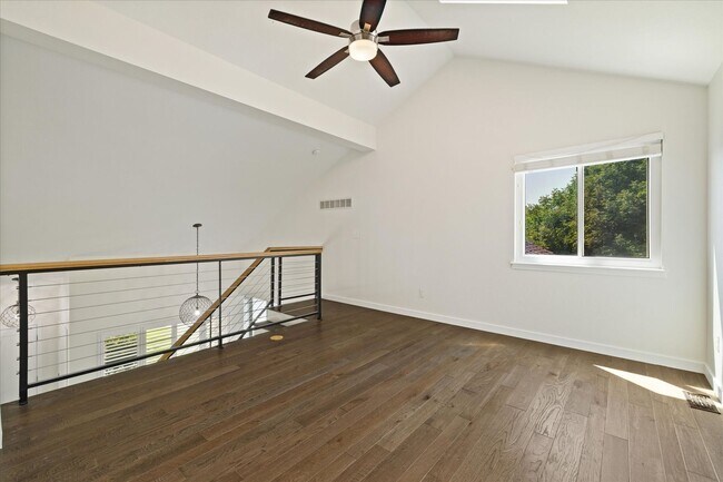 Building Photo - Amazing 4 bedroom, 3 bath home right by St...