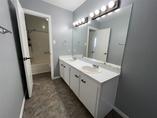 Building Photo - 8332 Oakhaven Rd