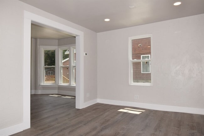 Building Photo - VIDEOTOUR: Refurbished! Large 2-story Charmer. Big Yard! PETS WELCOME