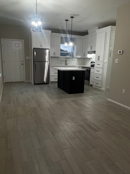 Building Photo - 3707 Chapa Ave