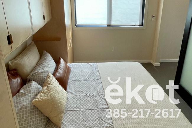 Building Photo - 613 Emery St W