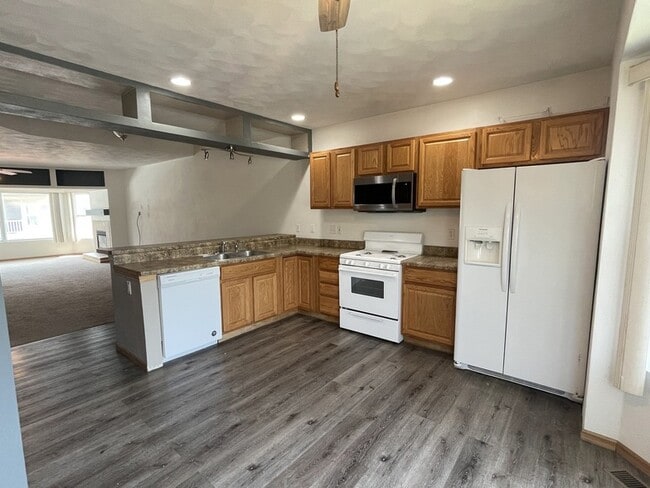 Building Photo - 6032 Park Ridge Rd