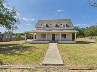 Building Photo - Farm House on the Outskirts of Town