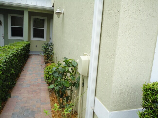 Building Photo - 1825 Bridgepointe Cir