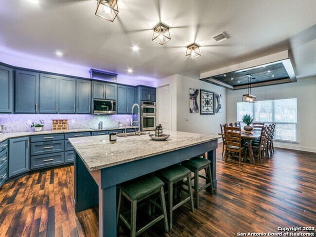 Building Photo - 5 Bedroom/3.5 Bathroom Home in the Ensenad...