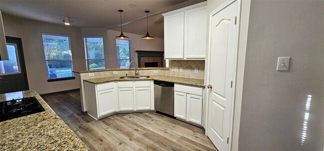 Building Photo - 18411 Autumn Park Dr