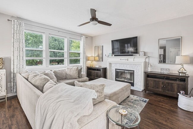 Building Photo - Luxurious 4-Bedroom Furnished Home in West...