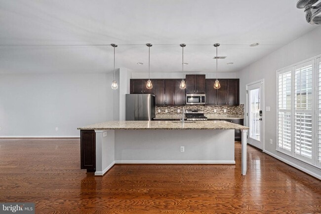 Building Photo - 214 Almond Dr