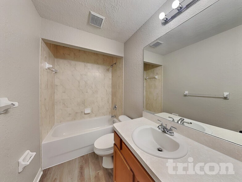 Building Photo - 2425 Bishop Rd