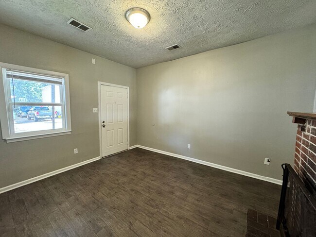 Building Photo - New Paint and Flooring!Remodeled 2 Bedroom Downtown!