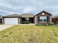 Building Photo - 4 bed/2 bath newer construction in prime location in Claremore!