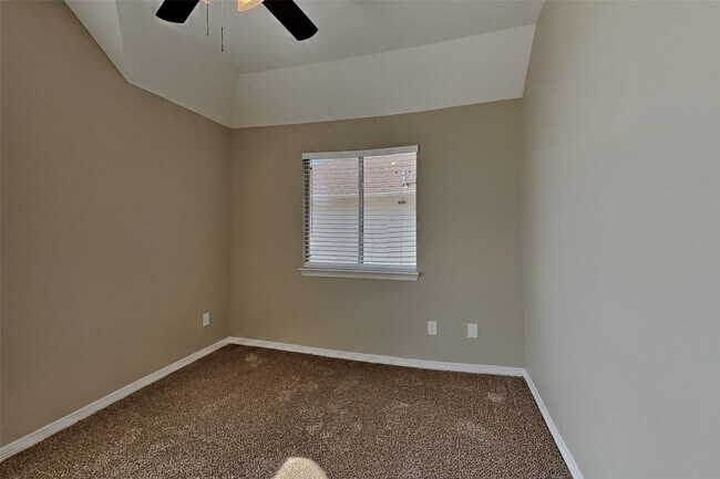 Building Photo - 8000 N Tarrytown Crossing Dr