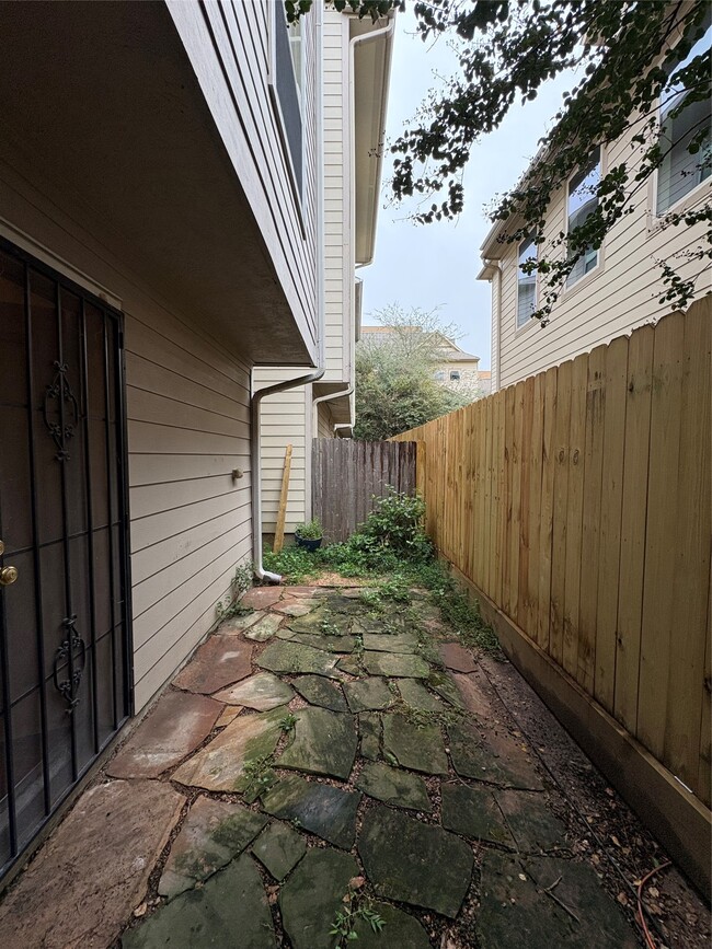 Building Photo - 2614 Enclave At Shady Acres Ct