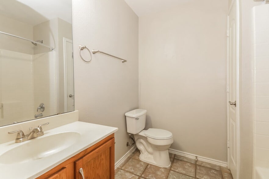 Building Photo - 2027 Northridge Dr