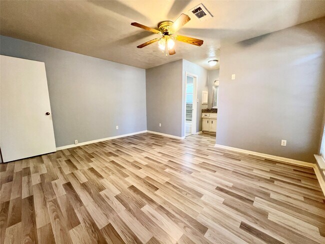 Building Photo - 422 Gamewood Dr