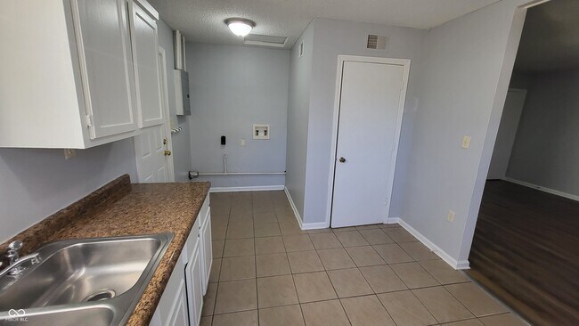 Building Photo - 6149 Commodore Dr